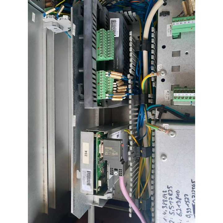 ABB robot kolu, kontrol kabini (kumanda panosu) dâhil.